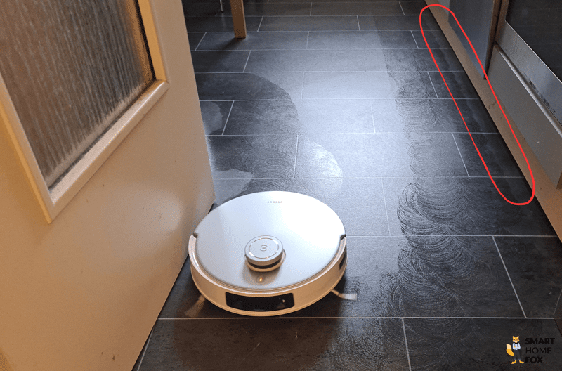 Der ECOVACS DEEBOT T20 OMNI wischt im Test entlang der Leisten.